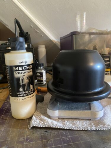 The base of the turret is now mat black, next to it is the intended matt varnish from Vallejo.