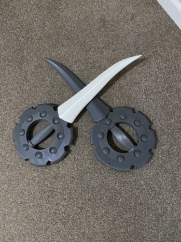 Both of Rikku's Daggers loosely assembled in grey PLA, and one of the blade in white PLA.
