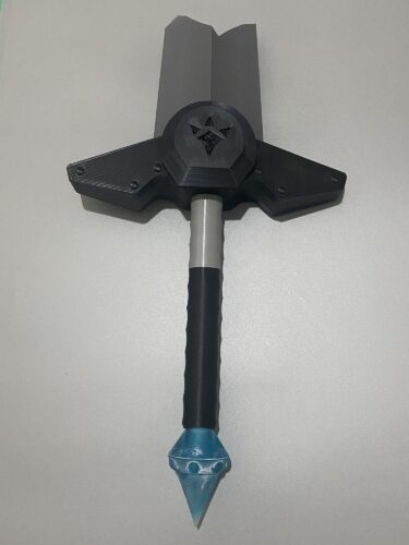 The Giant's Knife that breaks upon use is shown in black and grey PLA, and the crest and pommel are clear bue resin.